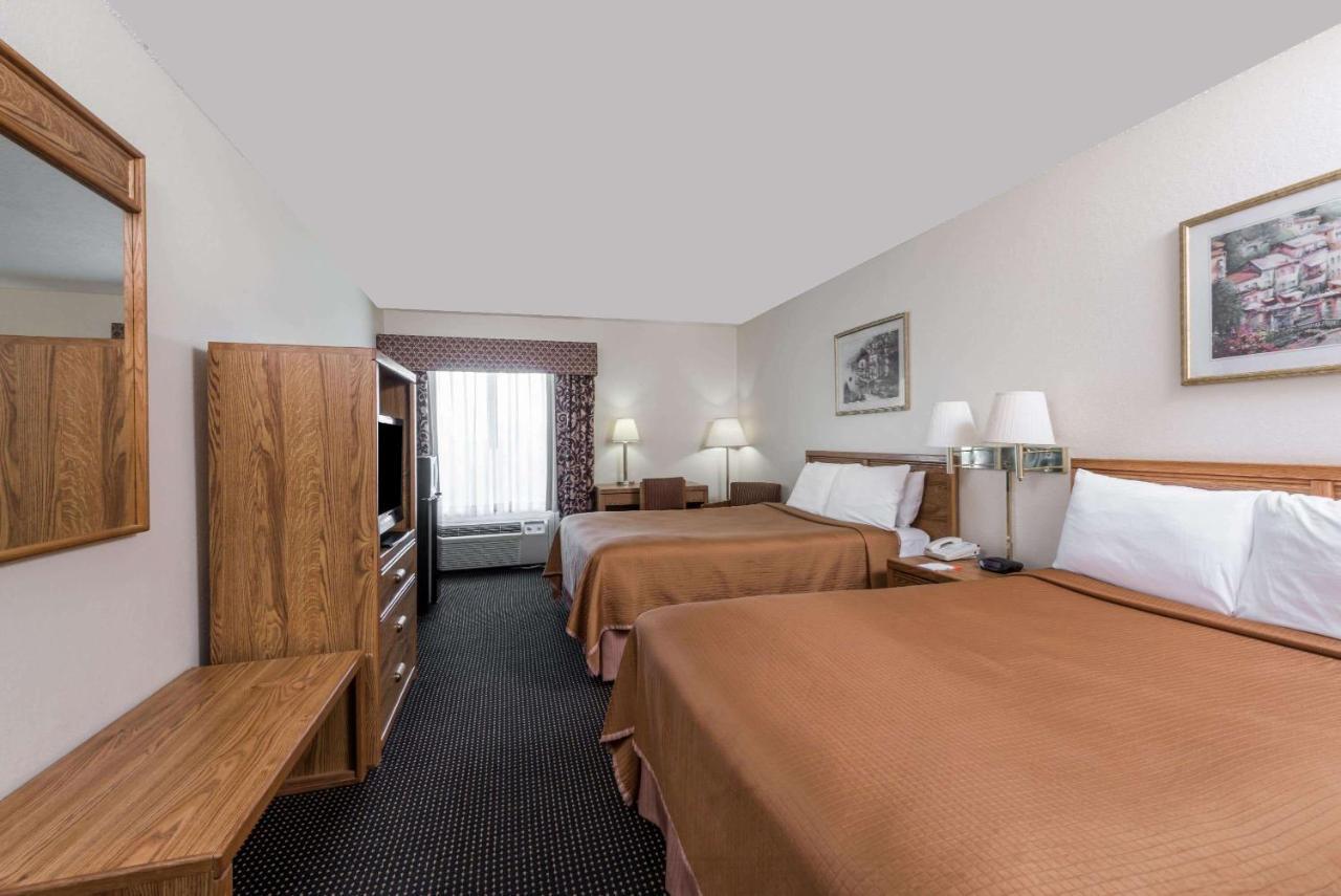 Howard Johnson By Wyndham Iowa La 外观 照片
