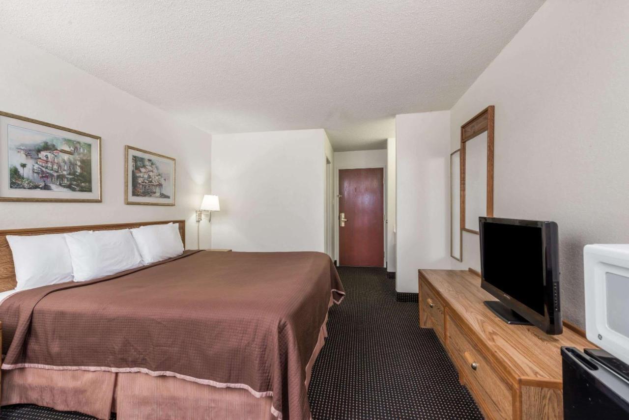 Howard Johnson By Wyndham Iowa La 外观 照片