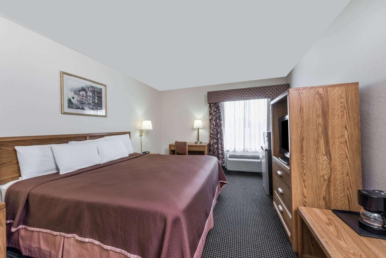 Howard Johnson By Wyndham Iowa La 外观 照片