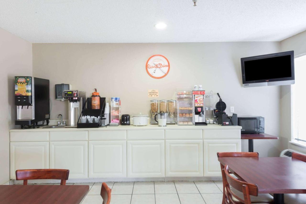 Howard Johnson By Wyndham Iowa La 外观 照片